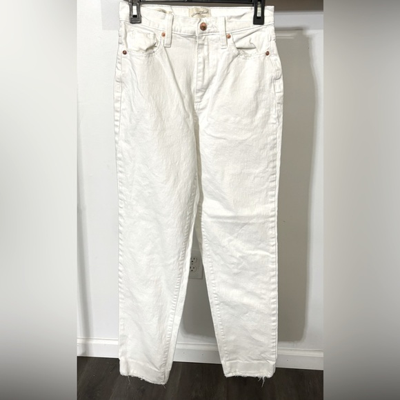 Universal Threads Vintage Straight leg white jeans w/copper button. Size 4Long - Picture 1 of 9